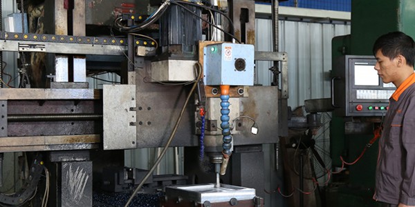 CNC pusat permesinan kerangka peluncuran (gantry) diaplikasikan untuk menyelesaikan beberapa aksesoris yaitu pemotongan, penggilingan, pengeboran, dan lain-lain.
