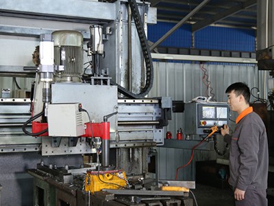 Pusat permesinan CNC untuk mengebor lubang pada pelat filter.